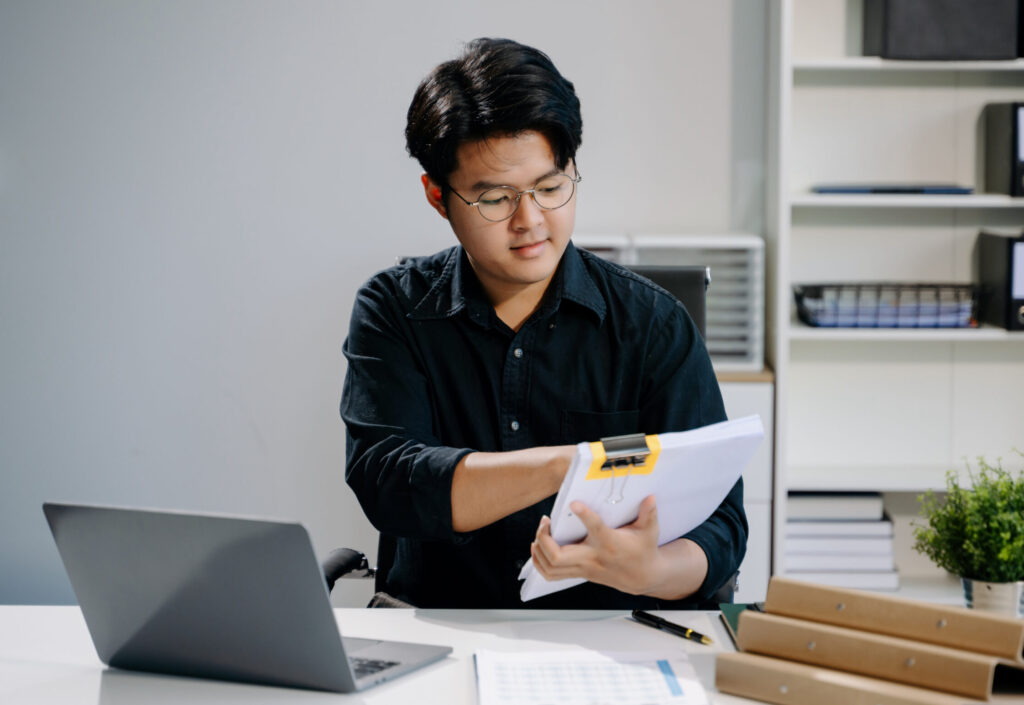 Employee living out the mission and values of the corporate overview by working with integrity